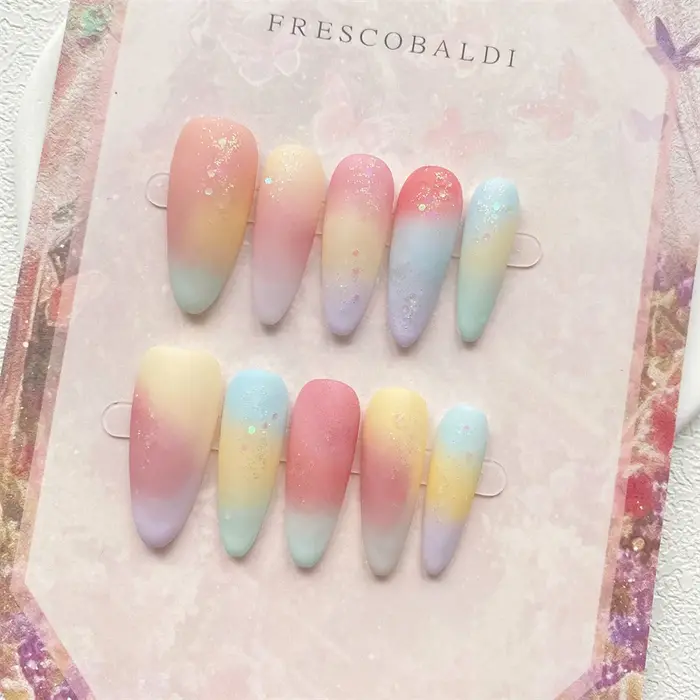 Longues amandes à la main presse sur les ongles colorés chanceux