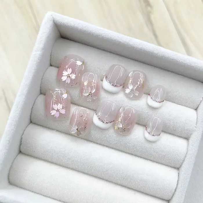Faux ongles faits à la main