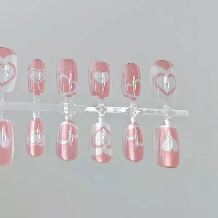 Presse cardiaque faite à la main sur les ongles pour femmes