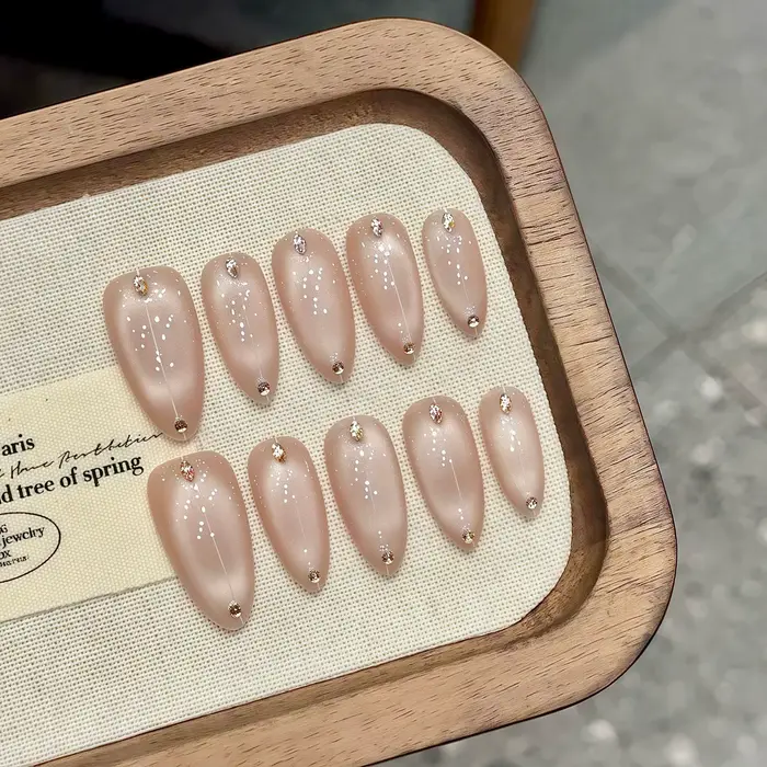 Presse nue faite à la main sur les ongles Cateye amande conception Simple portable acrylique faux on