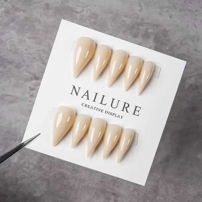 Faux ongles longs à talon aiguille couleur nude