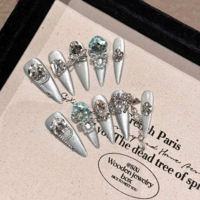 Presse à la main sur les ongles brillant rose oeil de chat faux