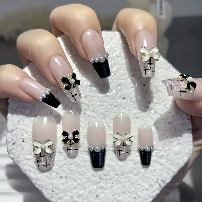 Faux ongles de luxe avec nœud en perles
