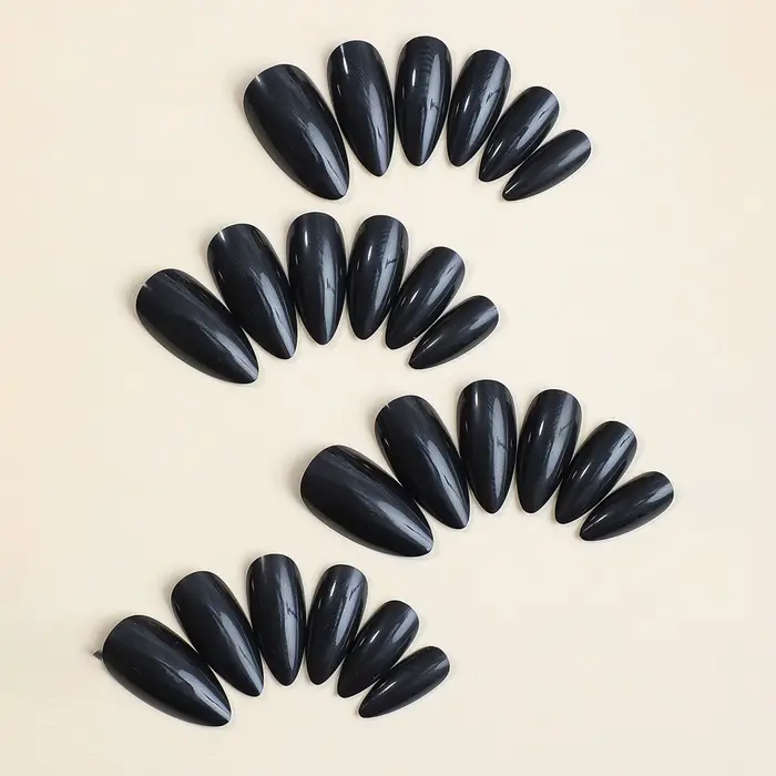 Faux ongles noirs brillants