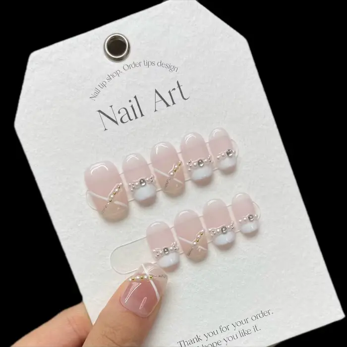 Doux français à la main porter des ongles Niche minimaliste moyen Nail Art patchs croix perle queue 