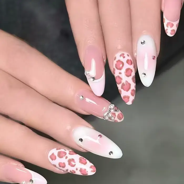 24 faux ongles à presser en amande rose imprimé léopard, avec nœud papillon et strass, style françai