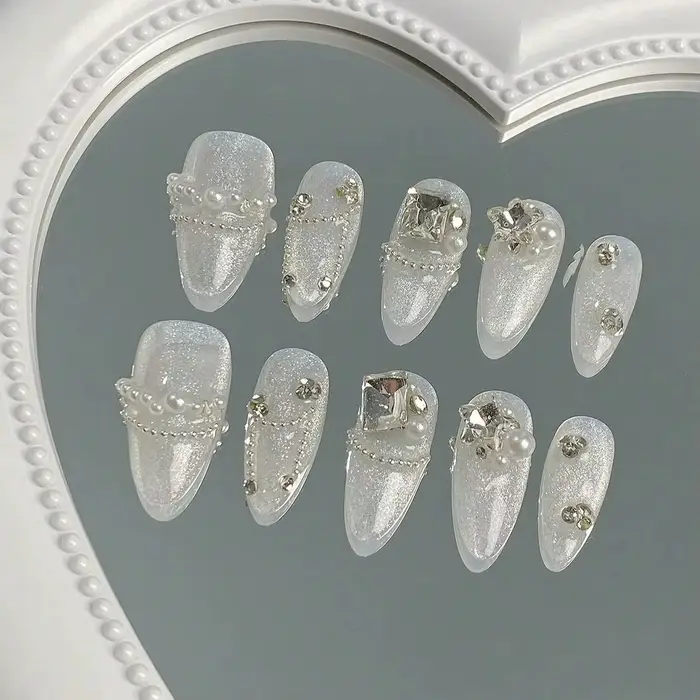 10 faux ongles en forme d'amande de longueur moyenne, aux tons nude mélangés et lumineux, livrés ave