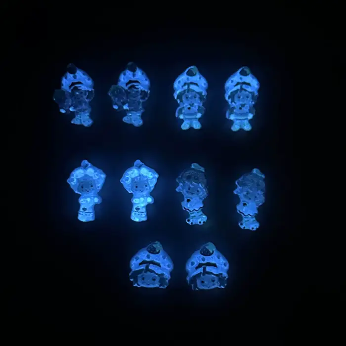 Nouveau dessin animé Adorable fraise fille résine ongles breloques 3D créatif lumineux