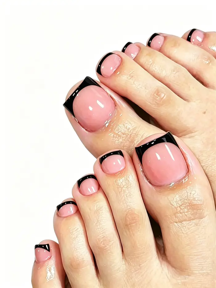 Faux ongles courts carrés nude et noirs