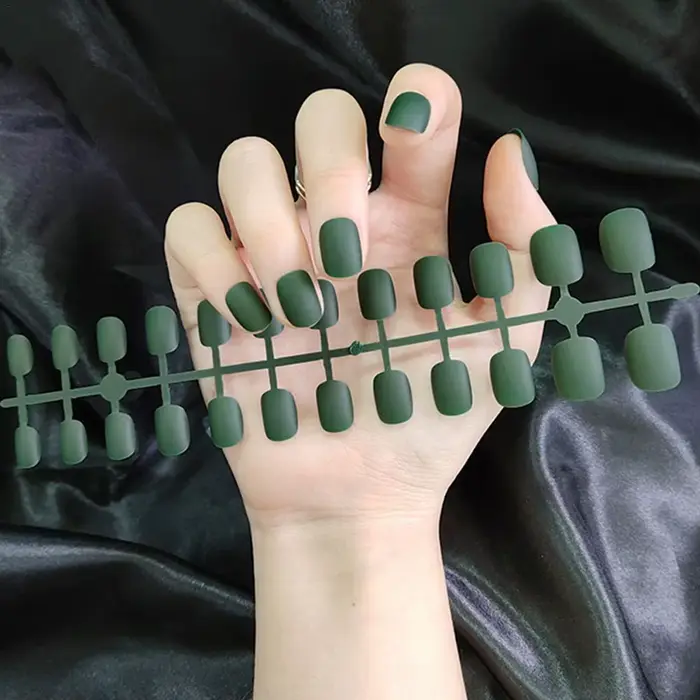 Ongles Courts et Simples pour Manucure