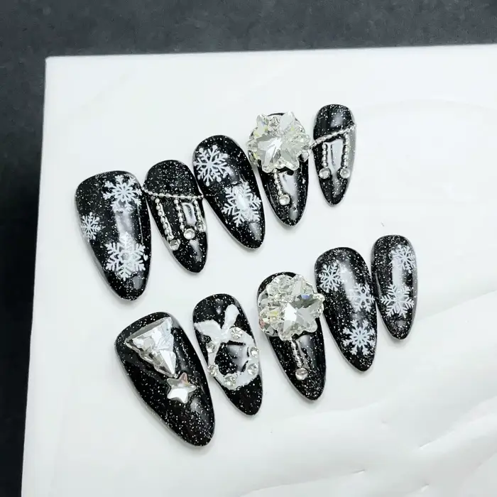 Flocon de neige nail art 3D fait à la main