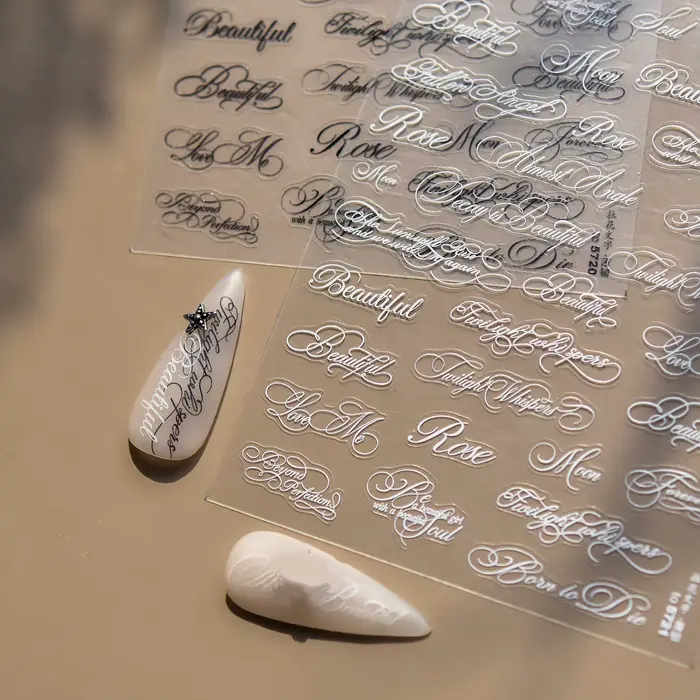 Autocollants pour ongles en lettres romaines noires et blanches