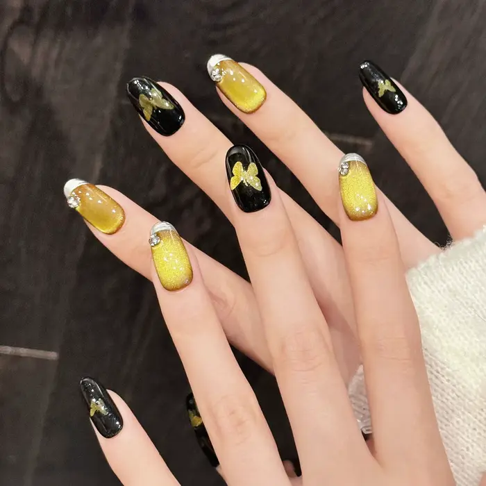 10 faux ongles faits à la main avec motif papillon doré et effet œil de chat noir