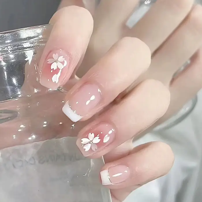 Faux ongles carrés courts de style français, rose blush, presse sur N64.White, conception de fleur d