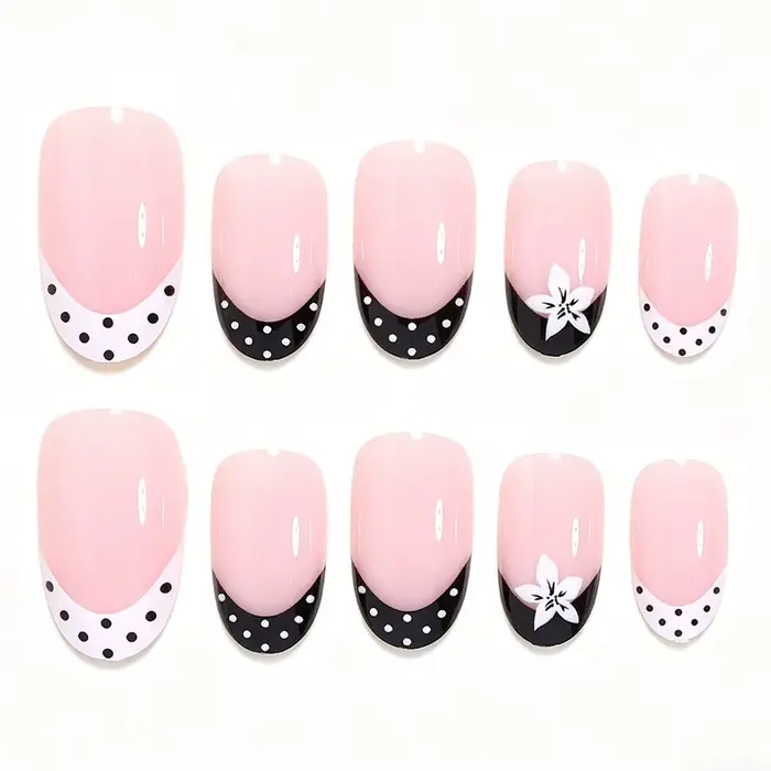 Ongles pressés simples noir et blanc avec fleurs blanches et pois noirs et blancs. 24 faux