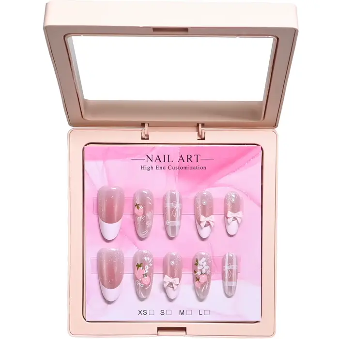 10 ongles d'amande faits à la main dans un étui rose miroir. Base nude pailletée avec motif français blanc