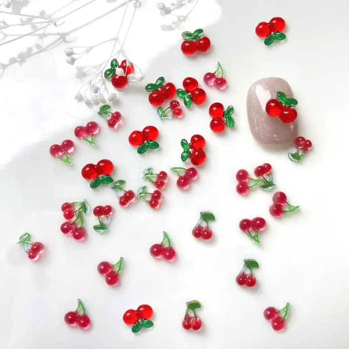 50 pièces de décorations d'ongles en résine de cerise rouge 3D de tailles variées