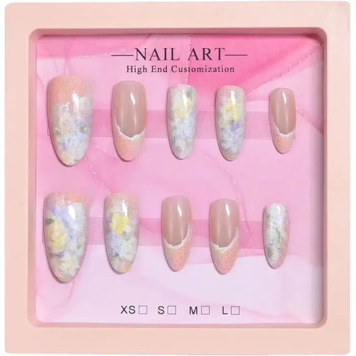 10 ongles d'amande faits à la main dans un coffret cadeau rose. Base nude avec pointes françaises et imprimé floral