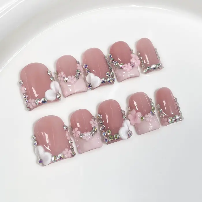Faux ongles carrés courts faits à la main