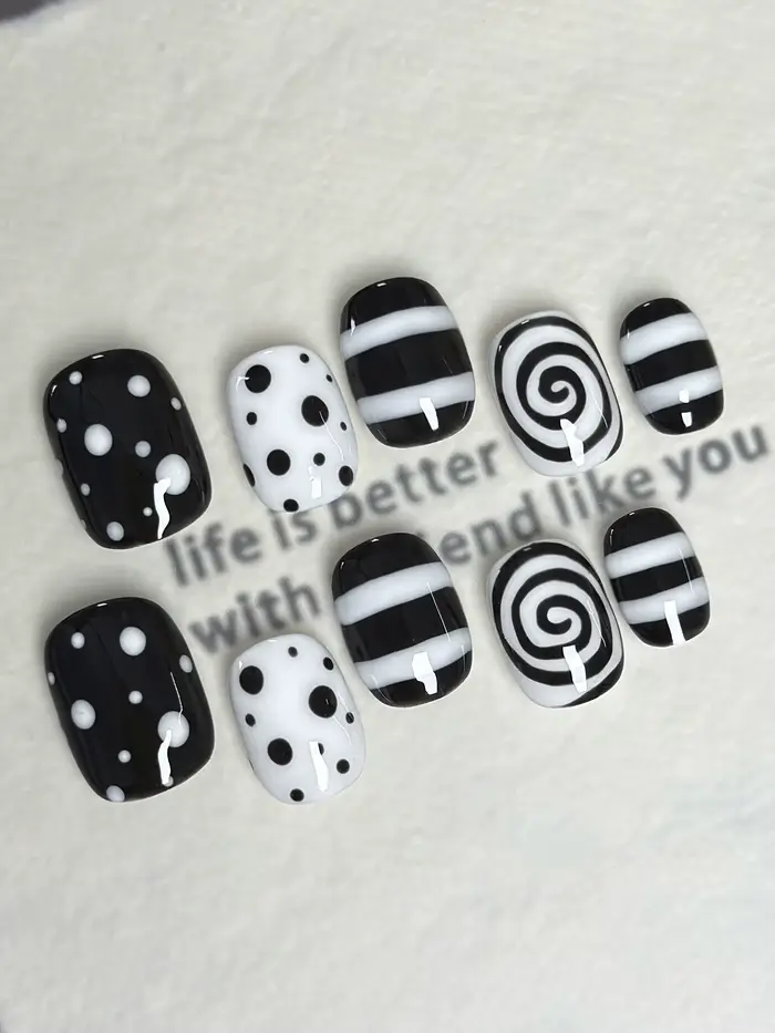 10 faux ongles carrés courts faits à la main