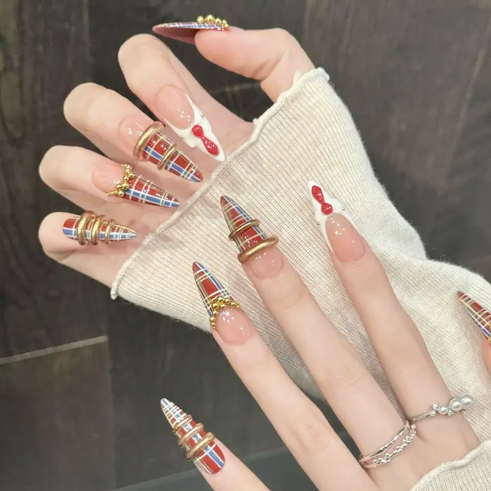 10 faux ongles longs et pointus faits à la main