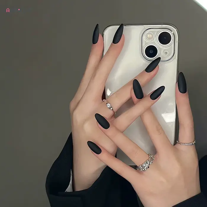 Faux ongles noirs d'amande mats