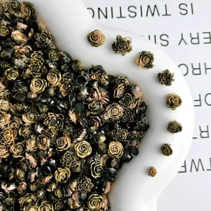 Breloques à ongles en résine incrustée de feuille d'or, paillettes Shoous, décorations d'art d'ongle