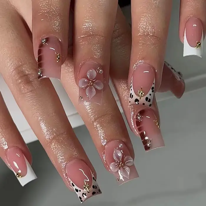 Faux ongles français courts carrés blancs réutilisables, avec chaîne étoile en strass, couleur chair