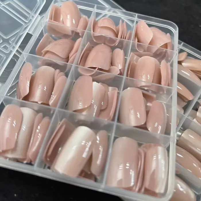 144 faux ongles à presser effet œil de chat rose nude