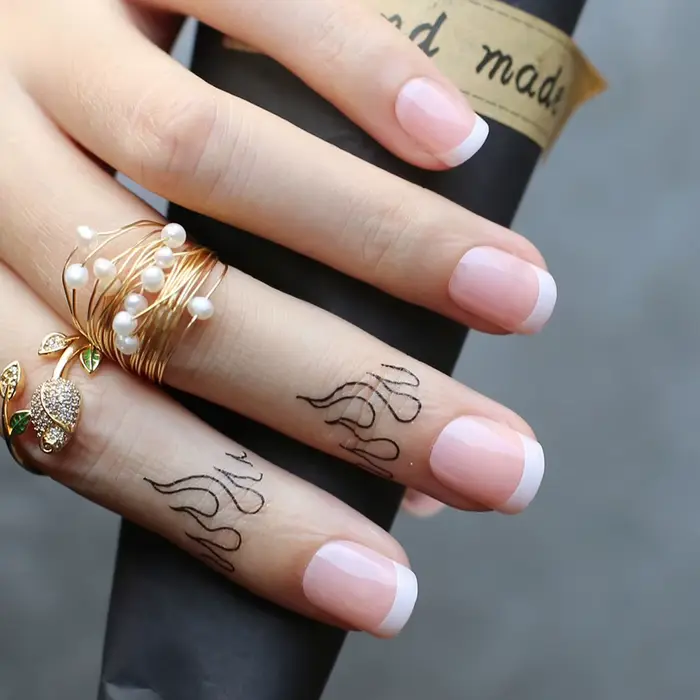Faux ongles français carrés courts