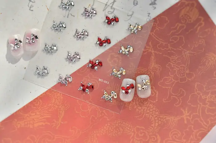 Bijoux pour ongles en diamant avec des bords incrustés de diamants