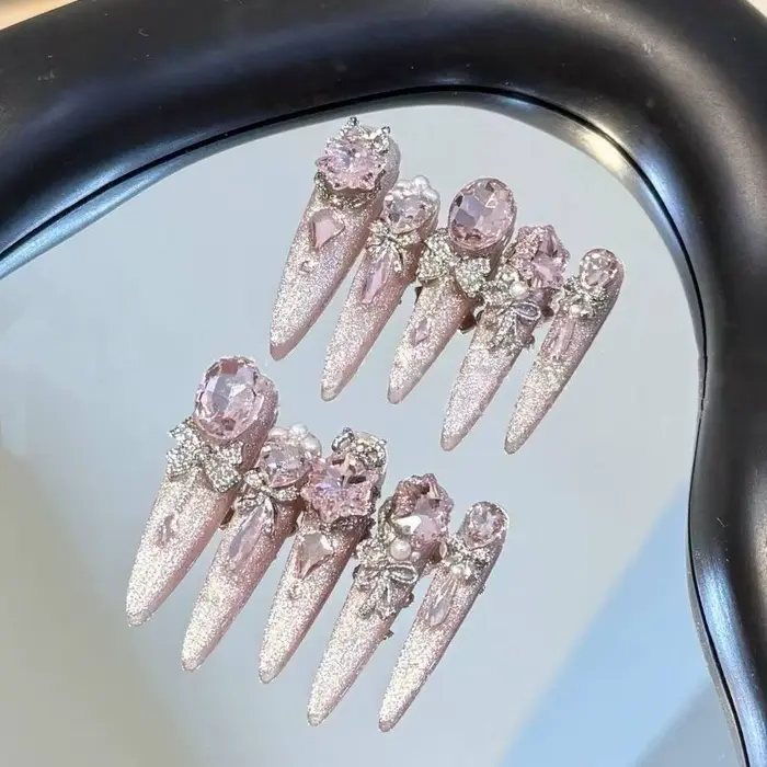 Faux ongles de luxe à presser, faits main, œil de chat, rose, forme stiletto, style élégant et moder