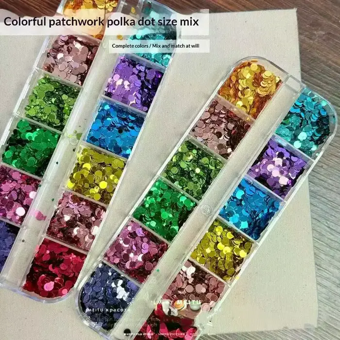 Décorations pour ongles : 12 compartiments de mini-fleurs colorées