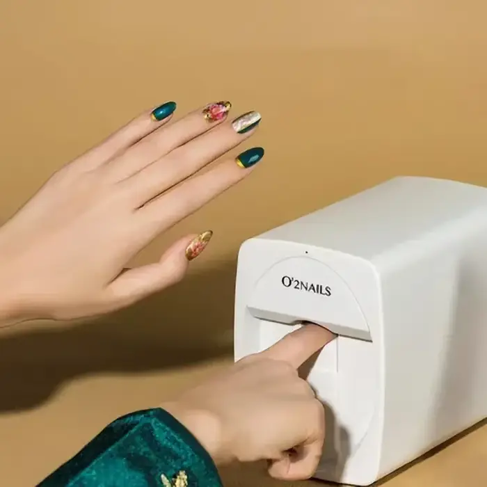 Imprimante à ongles 3D sans fil : concevez et imprimez via une application mobile avec une qualité HD 2400 DPI. Votre salon personnel à domicile pour une création de nail art sans fin.