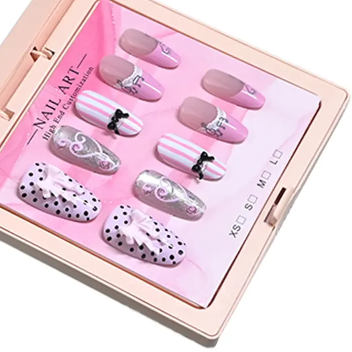 10 faux ongles en amande de taille moyenne faits à la main avec un emballage délicat. Ton rose-violet doux plein de charme féminin. Réutilisable et facile à utiliser