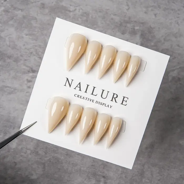 Faux ongles longs à talon aiguille couleur nude
