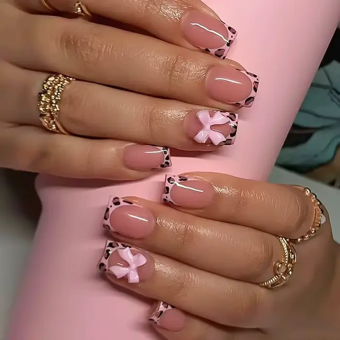 24 faux ongles courts carrés à imprimé léopard rose, avec nœud papillon noir 3D, en acrylique, à pre