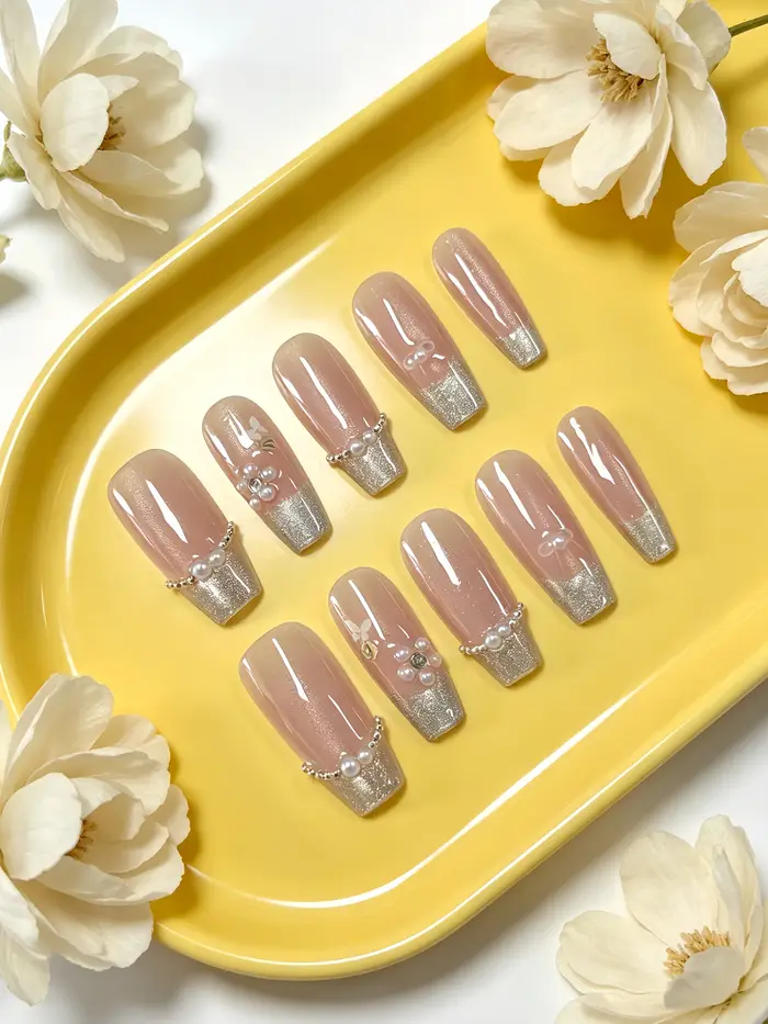 10 faux ongles trapézoïdaux de longueur moyenne, design œil-de-chat avec des couleurs principales ro