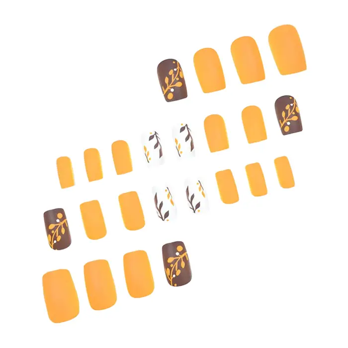 Un ensemble complet de 24 faux ongles carrés courts conçus avec des motifs de feuilles orange de style automne et hiver