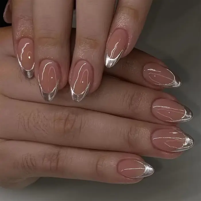 Faux ongles amande 3D dorés et noirs
