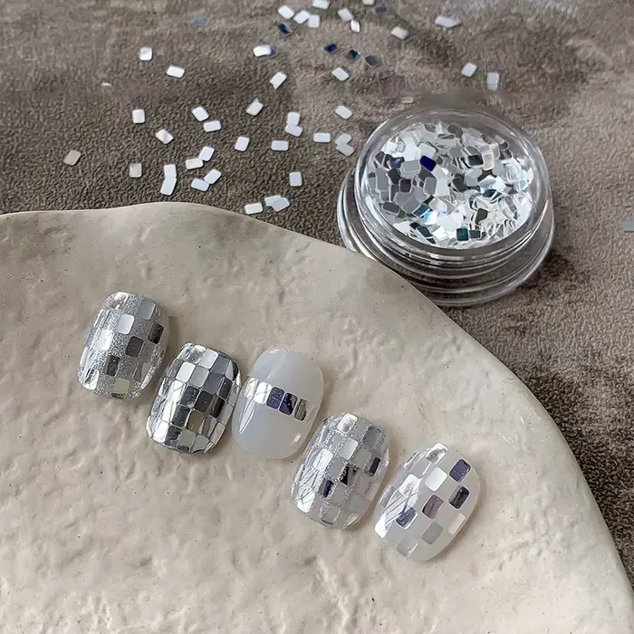 Paillettes et bijoux pour ongles