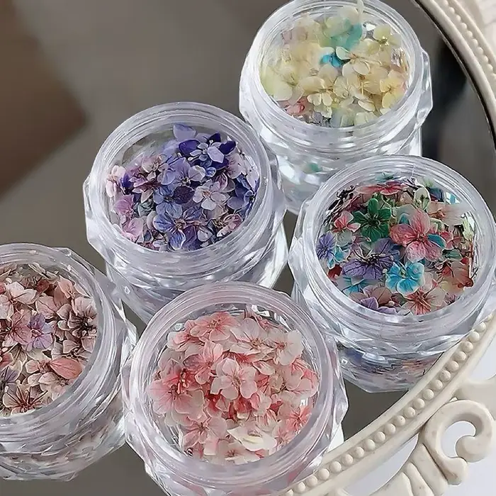 Décoration d'ongles en fleurs séchées