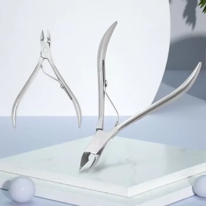 Petit coupe-cuticules professionnel pour manucure et pédicure