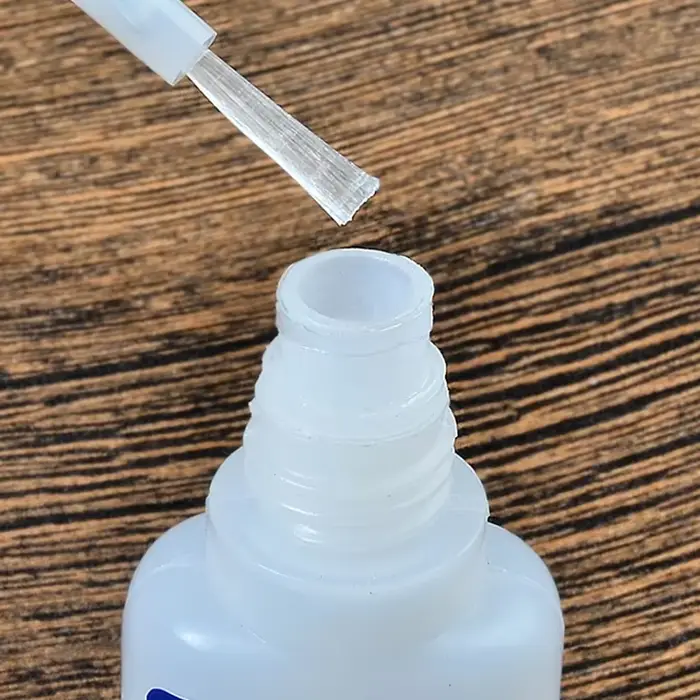 Colle à ongles à séchage rapide