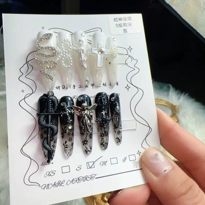 Ensemble de faux ongles gothiques foncés de luxe, faux ongles en résine avec symboles religieux et s