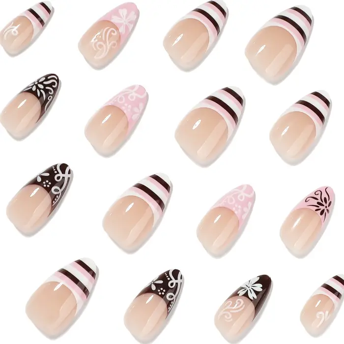 Pointes d'ongles rayées de style français