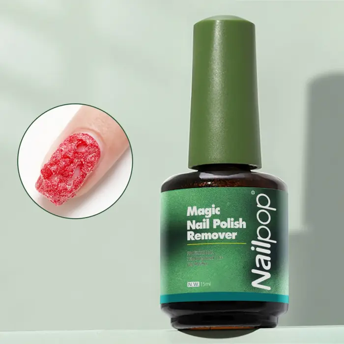 Nailpop Magic Mirror Top Coat améliore l'effet miroir. Ce lien comprend