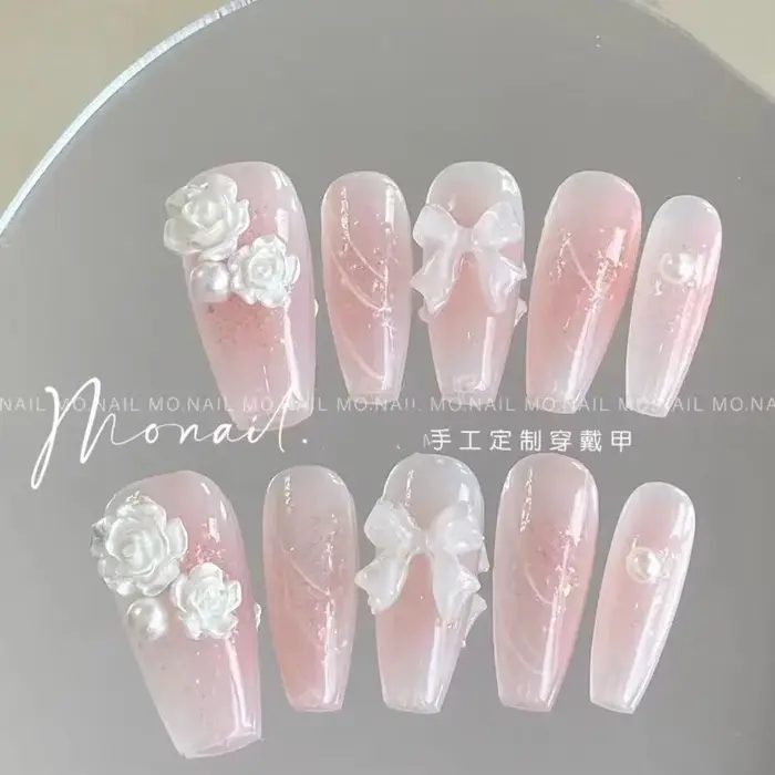 Faux ongles rose nacré, style camélia, pour l'automne et l'hiver, pour une manucure artistique douce