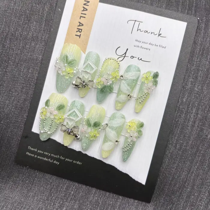 Clous à pression floraux verts doux d'inspiration naturelle avec botaniques en soie flexibles et détails métalliques