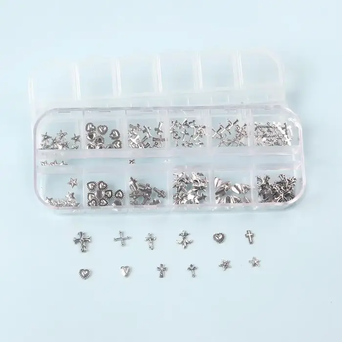12 grilles mixtes 3D Punk argent coeur croix métal manucure décoration d'ongles rétro conception différente